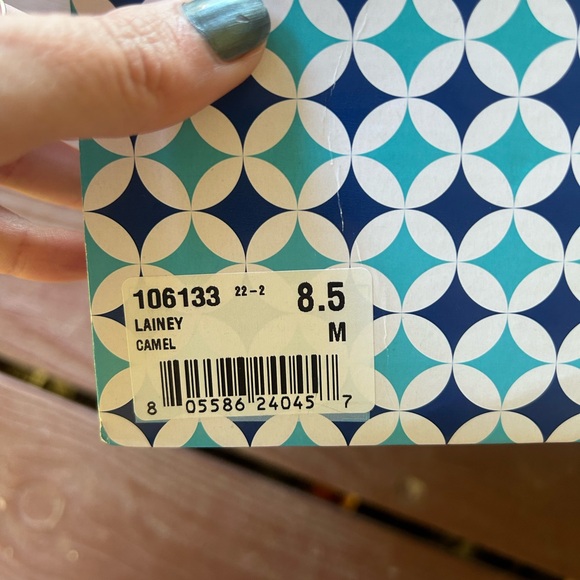 NEW Tan Heels - Picture 6 of 6